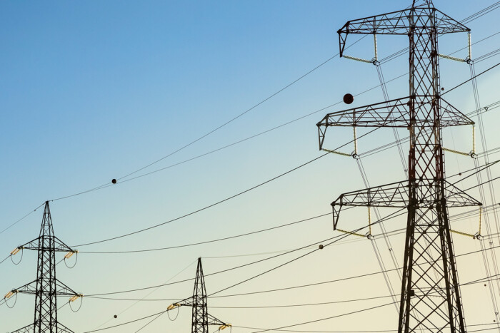 Piros gömbök a villanyvezetéken: fontosabbak, mint gondolnád