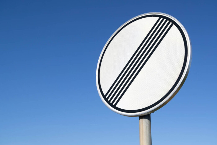 KRESZ-táblát loptak, hogy lelassítsák az autósokat 1