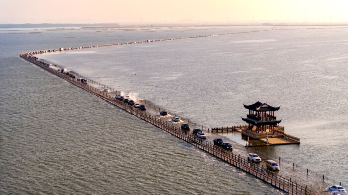 Ezen a helyen tényleg a vízen járnak az autósok 2