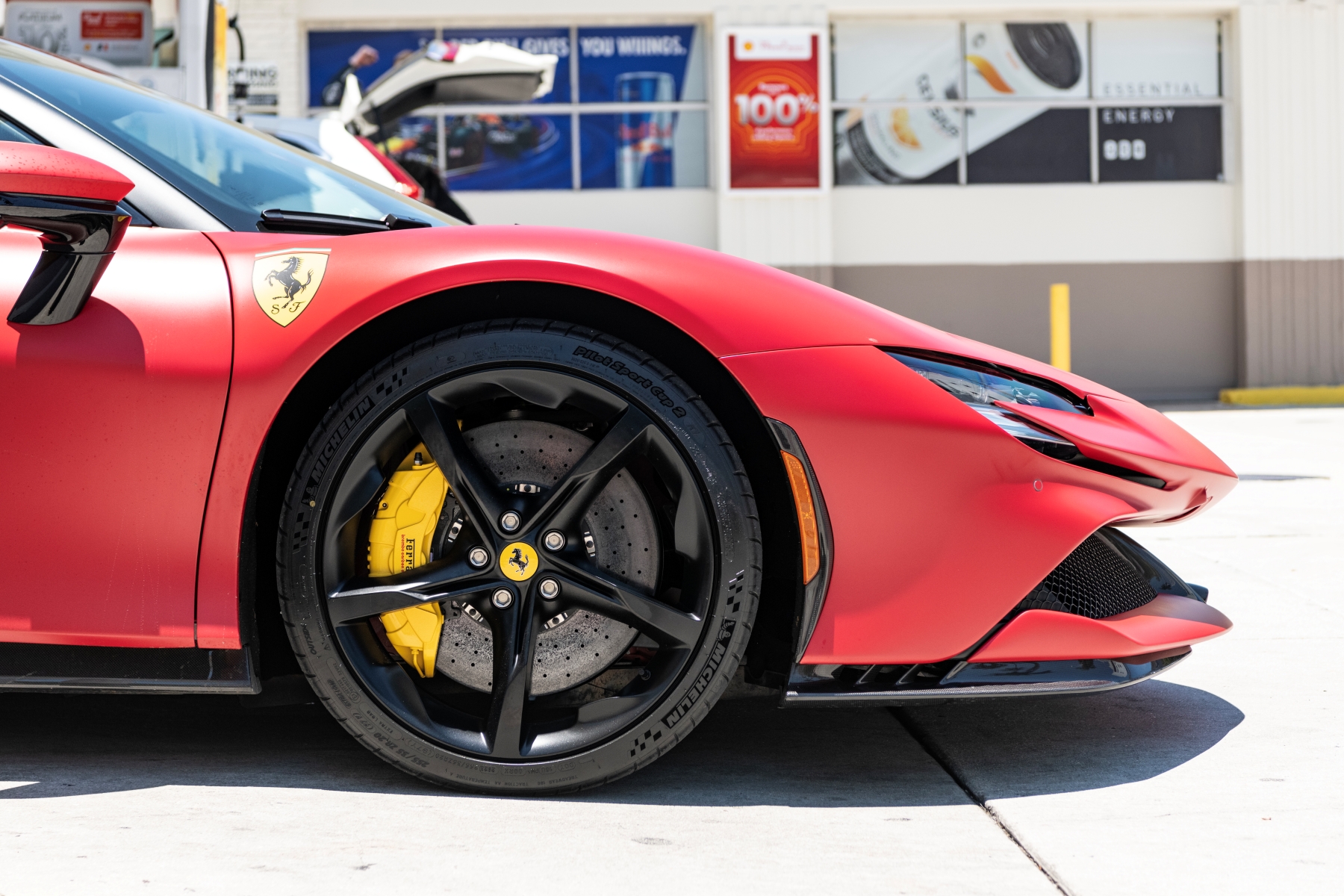 Egy emoji miatt esett pofára a Ferrari-kereskedő