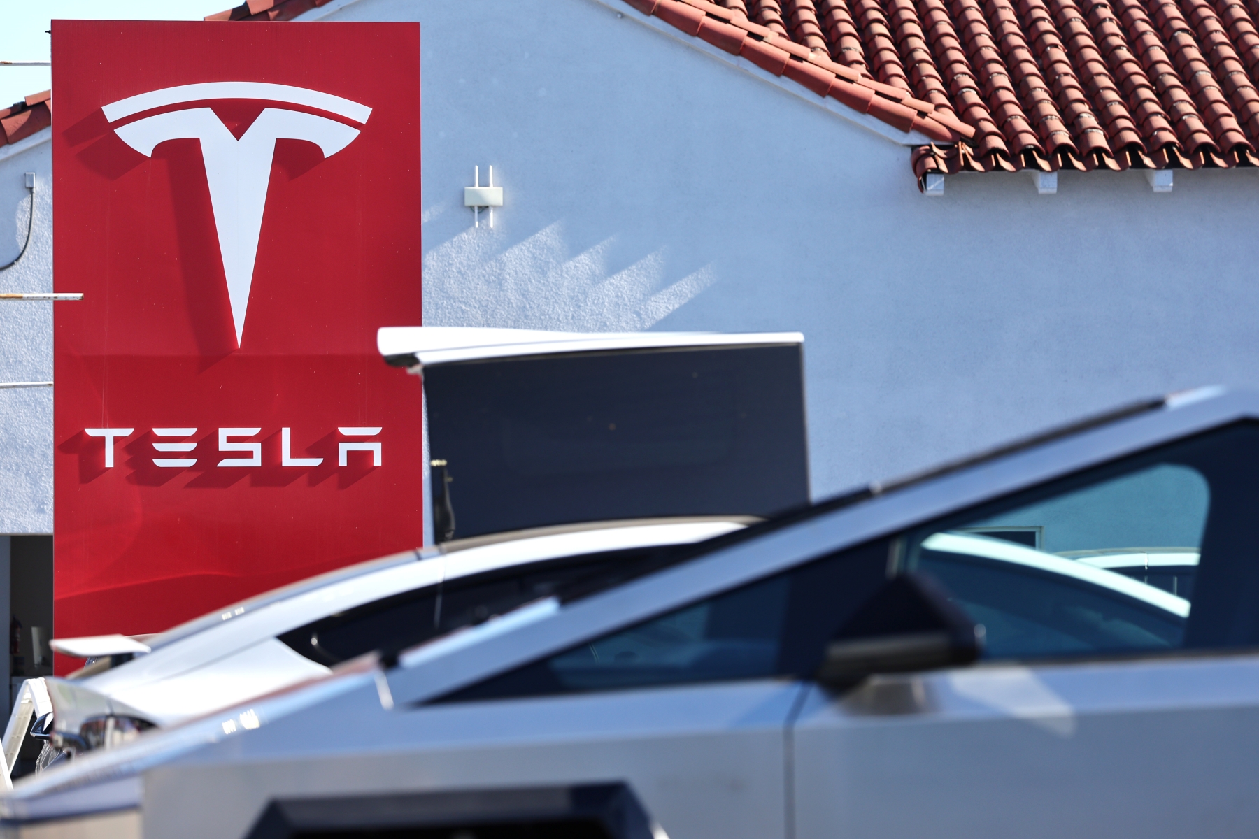 Tíz év után először csökkentek a Tesla eladásai