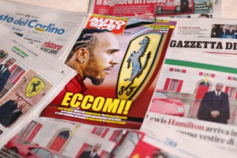 F1: Itt az első kép Hamiltonról ferraris szettben