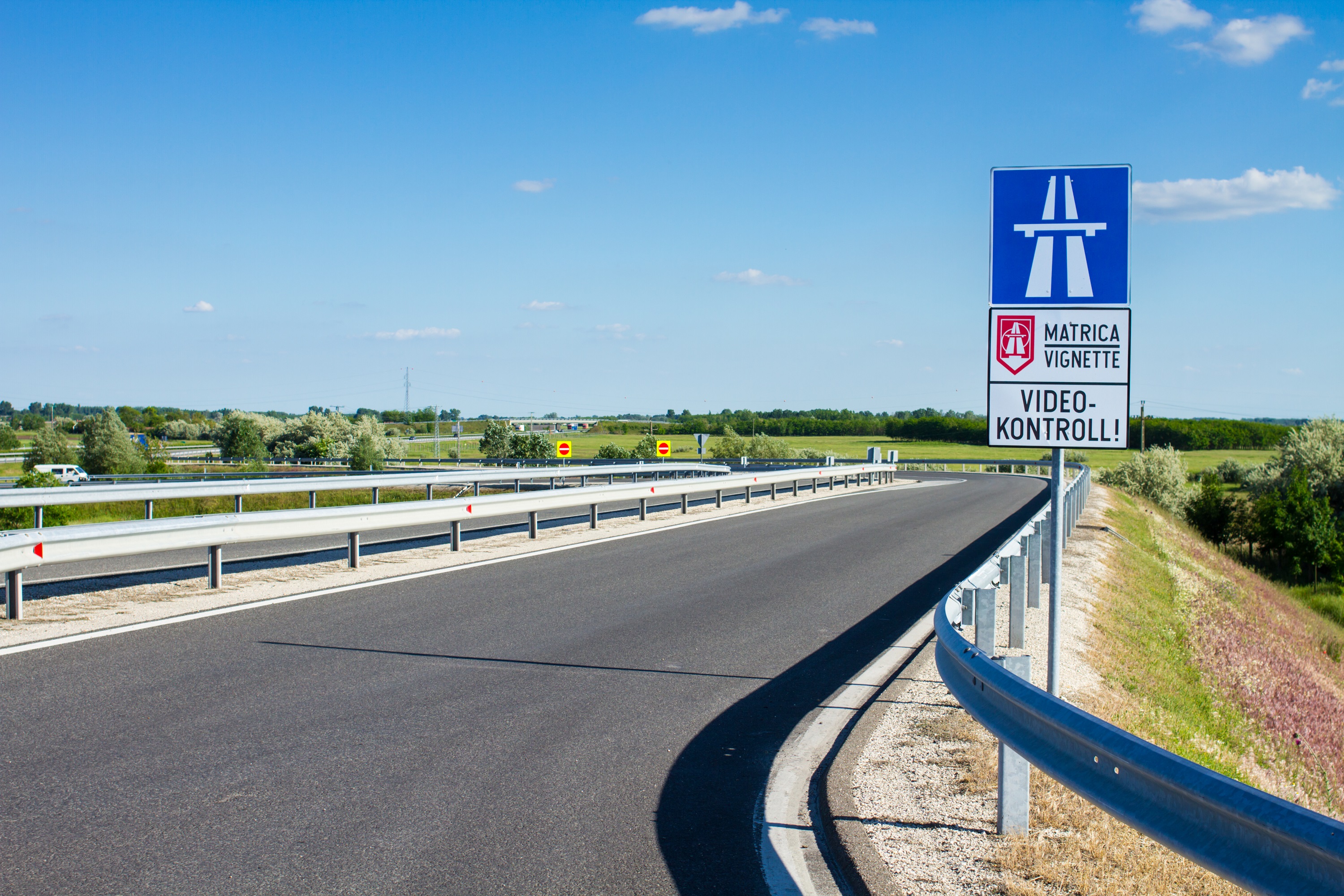 Több százezer magyarnak jár kedvezményes autópálya-matrica