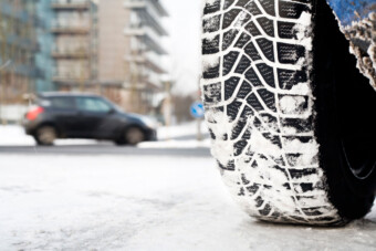 Ezekben a szomszédos országokban kötelező a téli gumi