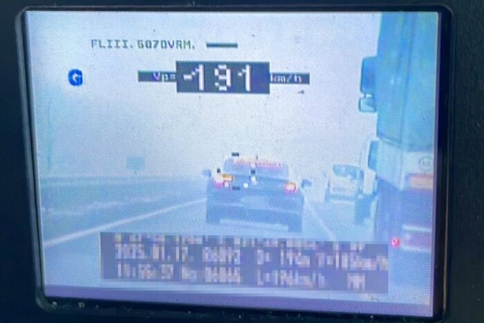 191-gyel húzott el a traffi előtt, utánamentek a rendőrök 1 | Vezess 191-gyel húzott el a traffi előtt, utánamentek a rendőrök 1