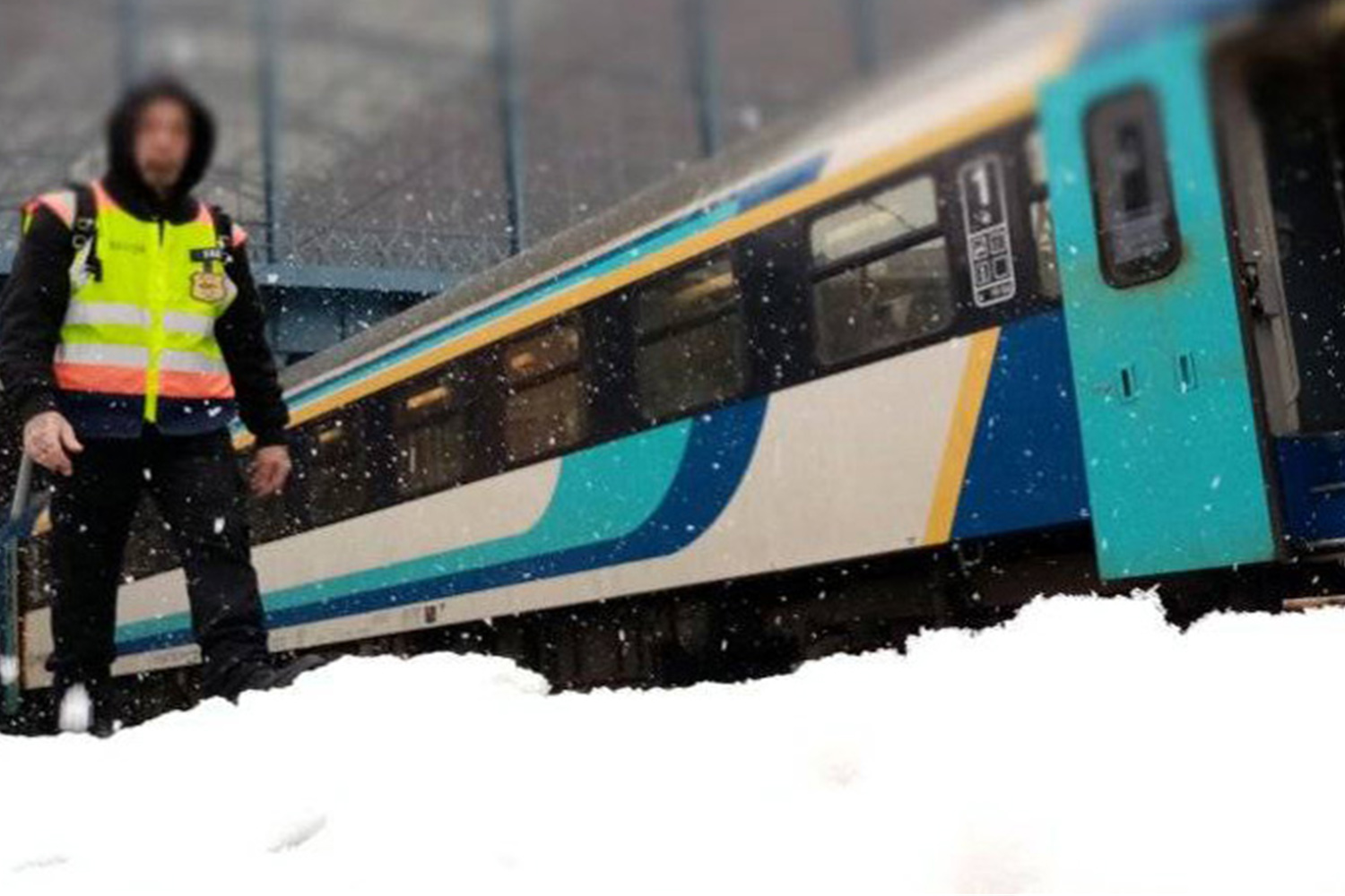 Leesett néhány centi hó, a MÁV térdig gázol benne