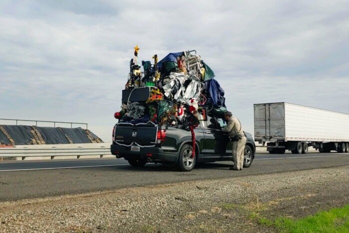 Szinte nem is látszott az autó, úgy megpakolták 1