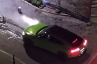 Nézni is fáj, ahogy valaki terelőoszlopokon gyilkolja le Lamborghinijét