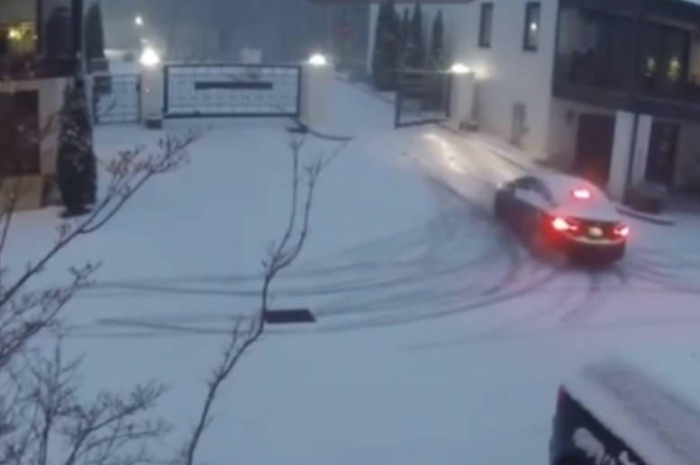 Fél centi hó, és a kapun se tudott kijutni az autós