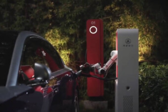 Ilyen lehet a teljesen robotizált villanyautó-töltés