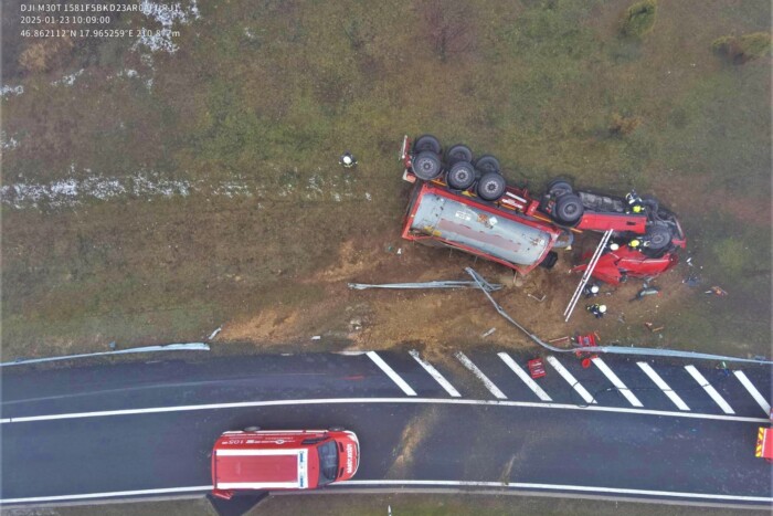 A rendőrök szeme láttára repült le egy teherautó az M7-esről 1