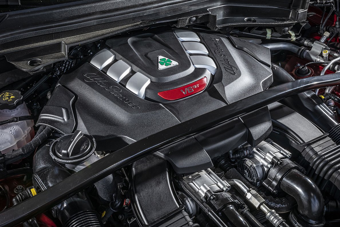 Visszakozik az Alfa Romeo, maradnak a benzinmotorok