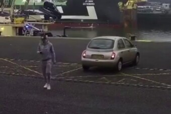 Kávézni ment, mire visszajött, faképnél hagyta az autója