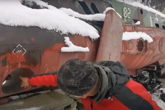 A bőnyi erdő szélén beletolattak egy tengeralattjáróba