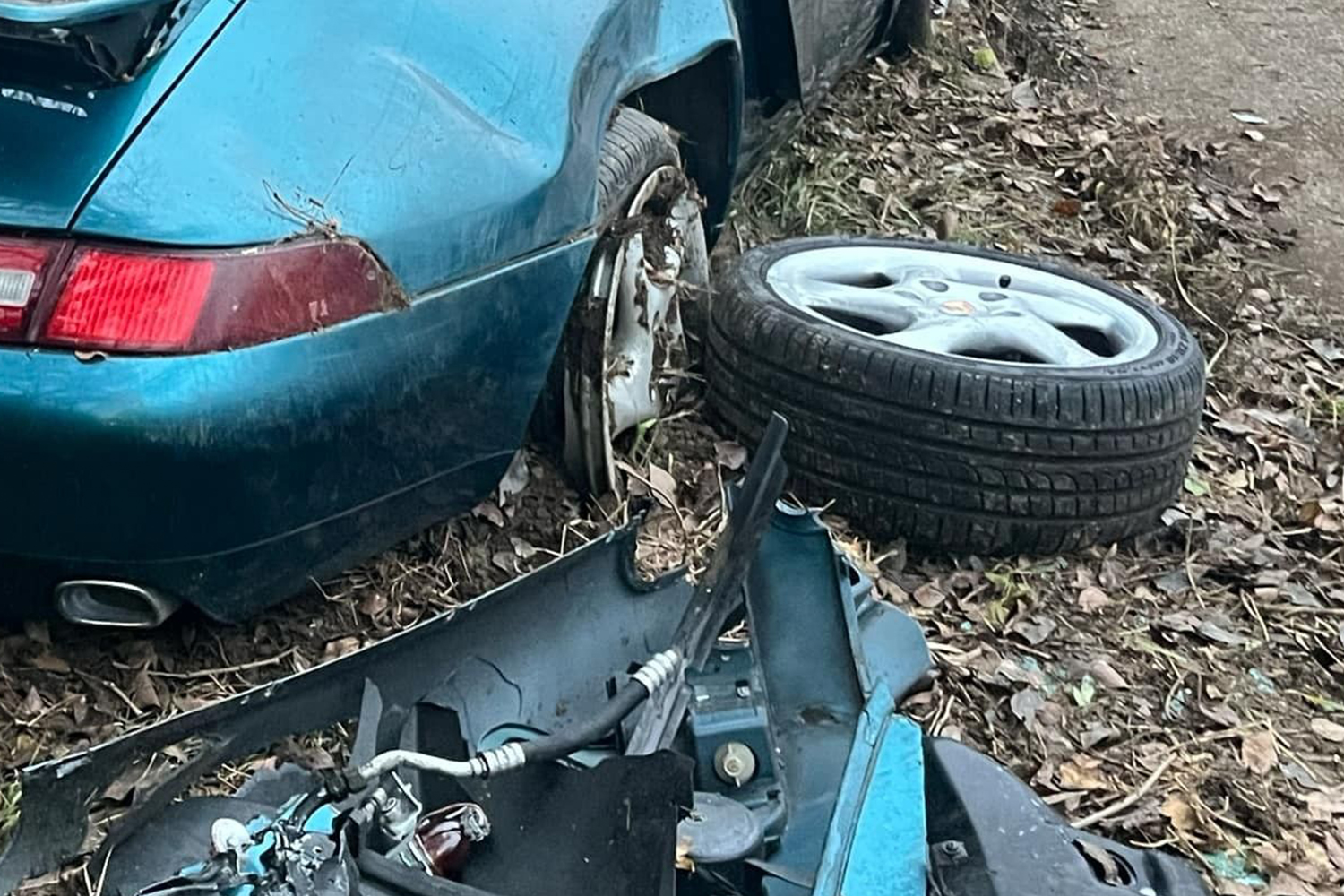 Gyönyörű, ritka sportautót törtek össze a tarjáni gyerektábornál