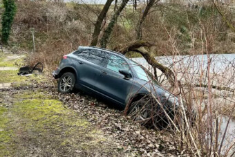 Videón a Feneketlen-tóba csúszott Porsche mentése
