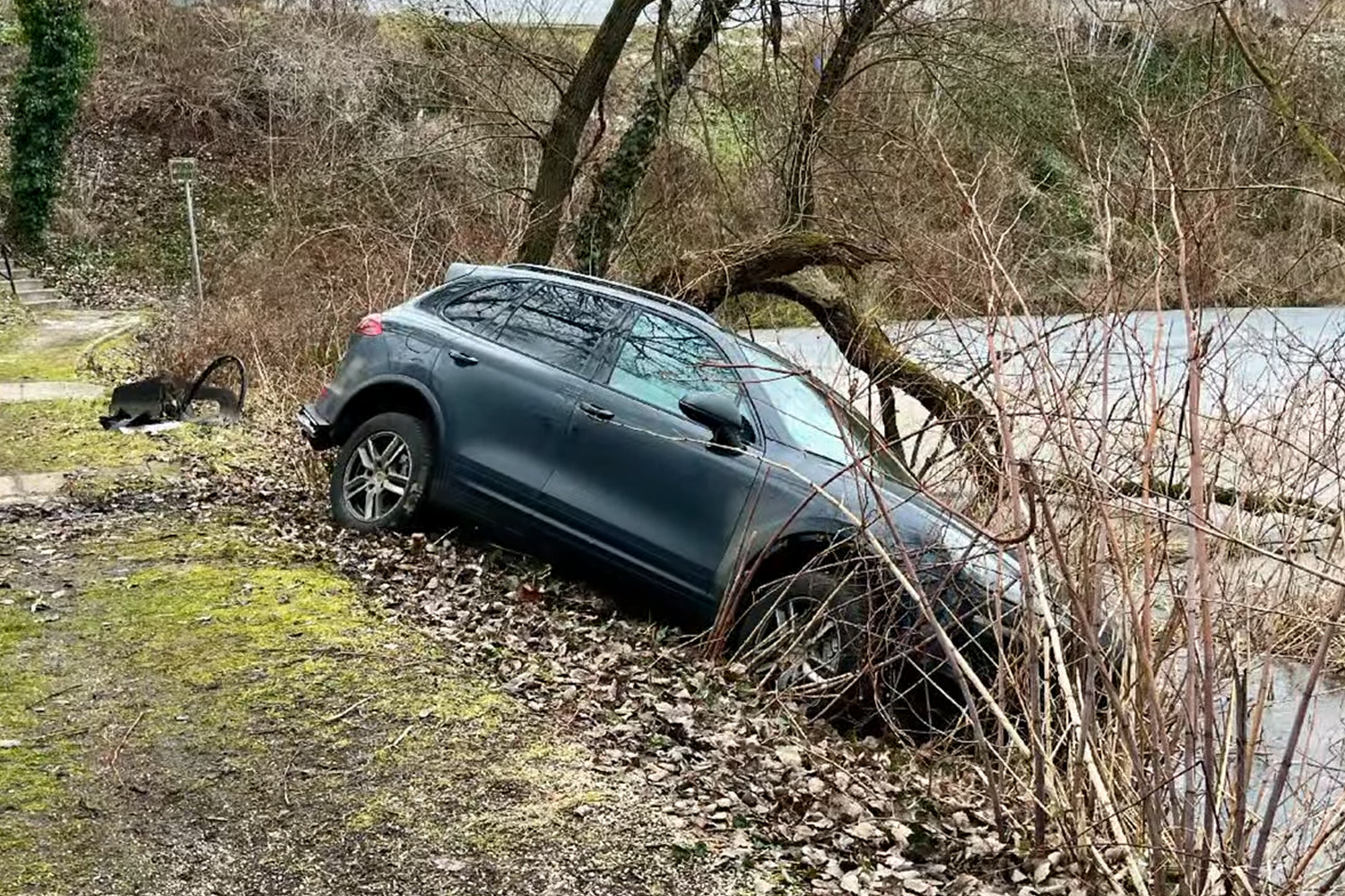 Videón a Feneketlen-tóba csúszott Porsche mentése