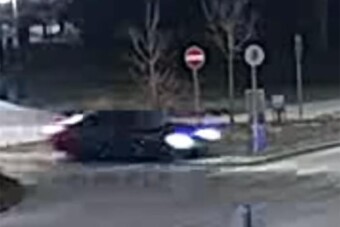 Lelépett a táblazúzó BMW-s, de a rendszámát a helyszínen felejtette