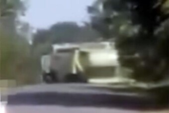 Olyan részeg volt, hogy csak szlalomozni tudott a kombájnnal