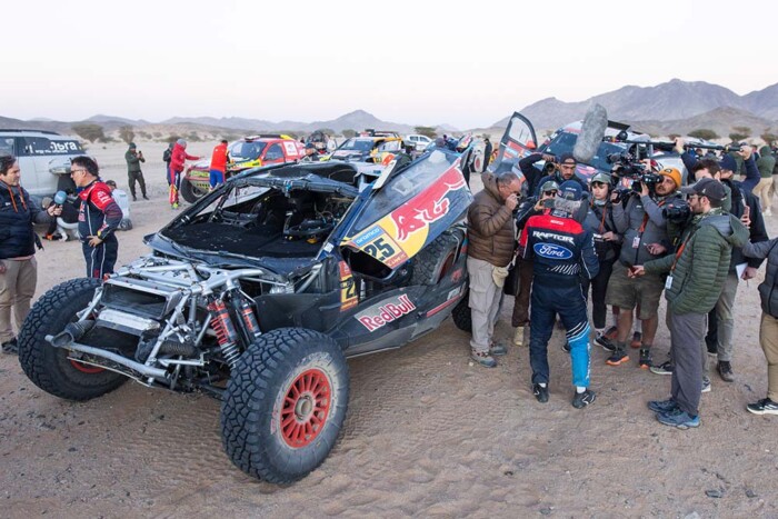A címvédő Sainz felborult a 48 órás Dakar-szakaszon 2