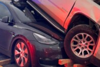 Felnyársalta a Teslát a szalagkorlát, élve szállt ki a sofőr belőle 1