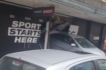 Begőzölt a toyotás, őrült roncsderbit rendezett