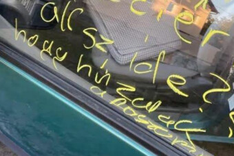 Ideges üzenetet firkáltak egy magyar autós ablakára