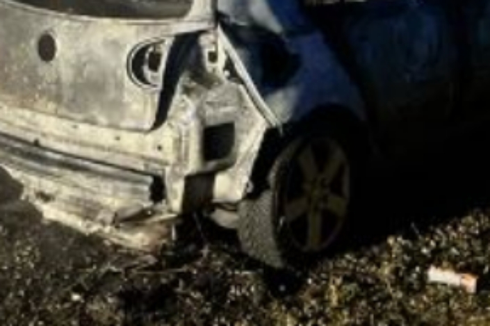 Korán ünnepeltek a fiatalok, kigyulladt az autójuk