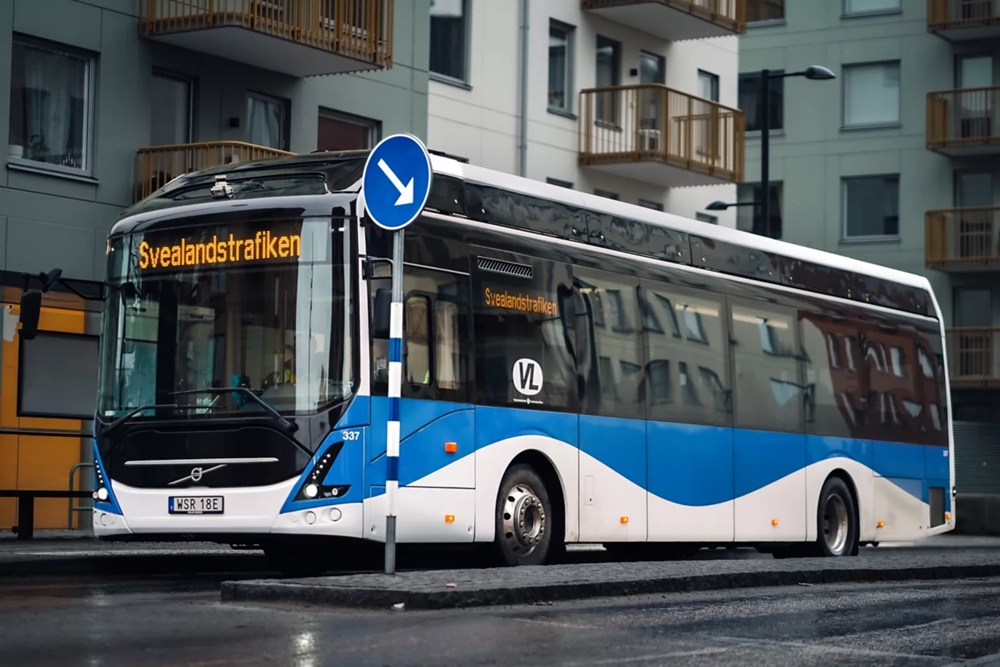 Így segítenek a buszra váró utasokon