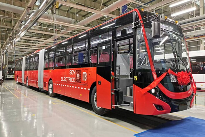 Hernyóként tekereg a 26 méter hosszú autóbusz