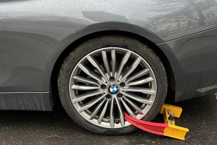 Kerékbilincset kaptam értesítés nélkül, mit tehetek? A jogász válaszol!