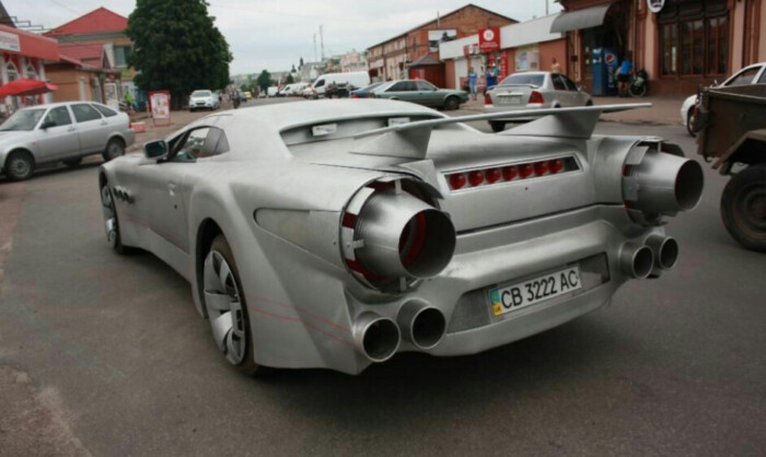 Vaslemezekből született ez a szürreális Mercedes-másolat