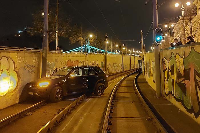 Villamosnak képzelte magát a részeg mercis Budapesten