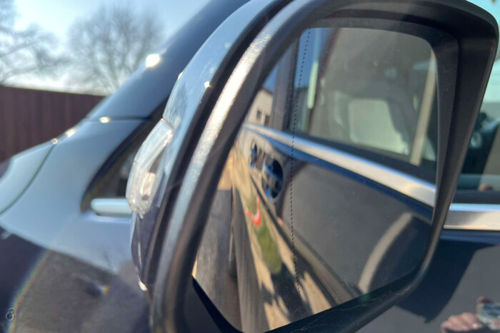 Miért van egy fekete vonal az autó visszapillantóján?