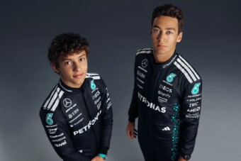 F1: Csíkos melegítőbe öltöznek idén a Mercedesnél
