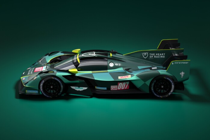 Közúti autót butítottak vissza a versenypályára 7