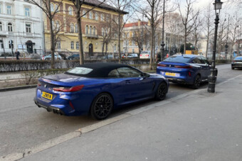 Romantikus BMW-parkolás az Andrássyn, mindkét autón egyedi rendszám volt