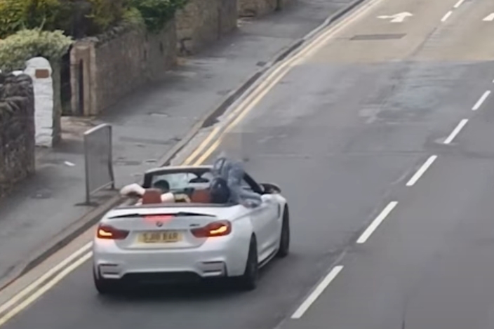 Az őt elütő BMW ülésébe katapultált a gyalogos