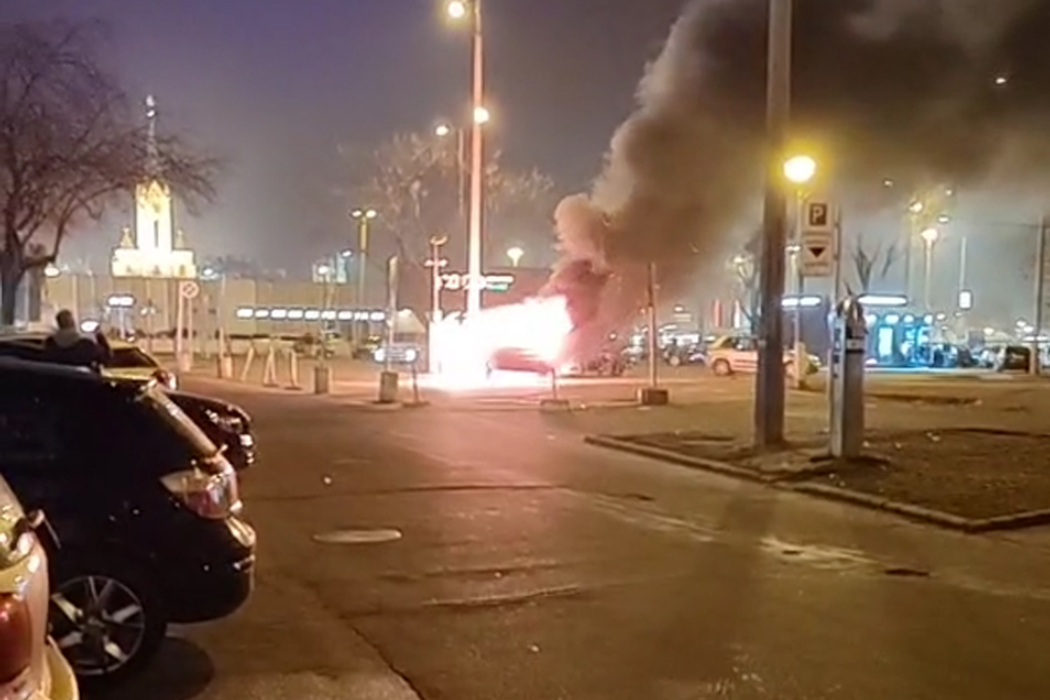 Élőben videózták, ahogy egy BMW lángol Miskolcon