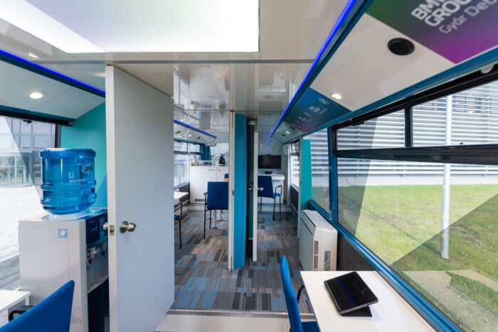 Debrecen utcáira kerül a BMW-logós Merci busz 2