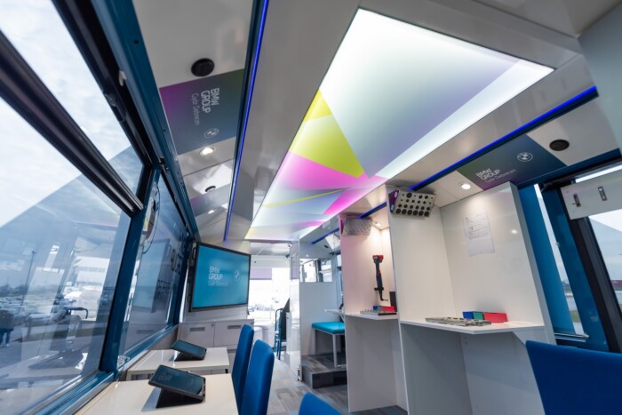 Debrecen utcáira kerül a BMW-logós Merci busz 1 | Vezess Debrecen utcáira kerül a BMW-logós Merci busz 1