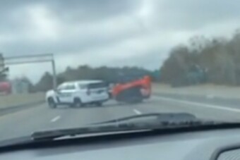 Lopott munkagéppel ment neki a rendőrnek a sztrádán