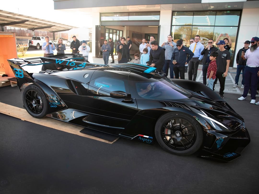 Saját hátsó kertjében járatta be a 1,5 milliárdos Bugattit 1