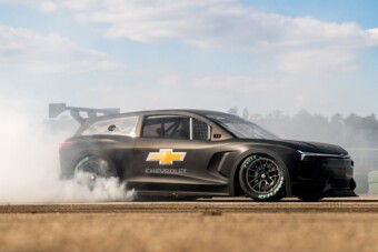 1300 lóerős SUV-ot küldenek versenypályára