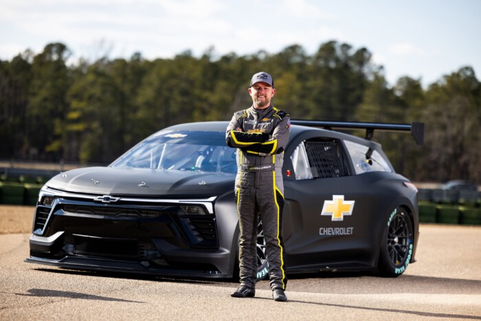 1300 lóerős SUV-ot küldenek versenypályára 8