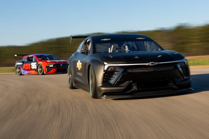 1300 lóerős SUV-ot küldenek versenypályára 6