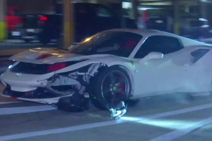 Rettentően összetörte a Ferrarit, a rendőrök azt kérték, menjen tovább
