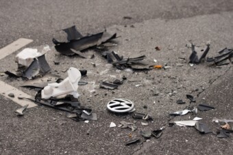 Balesetet okoztak, otthagyták a sérültet