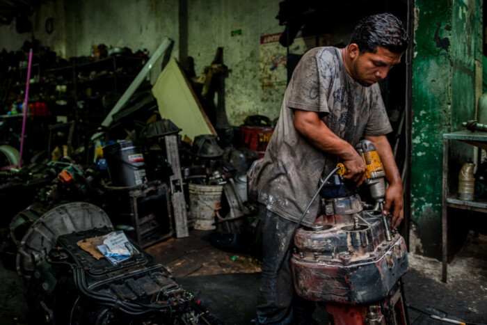 Zokognának a kesztyűs autószerelők, ha ilyen helyen kellene dolgozniuk 1