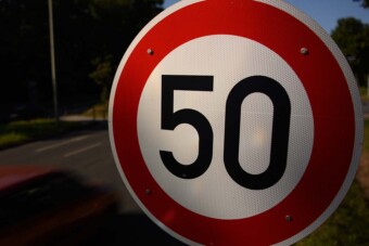 50-es táblát loptak a keresztapjuk szülinapjára, pont jöttek a rendőrök